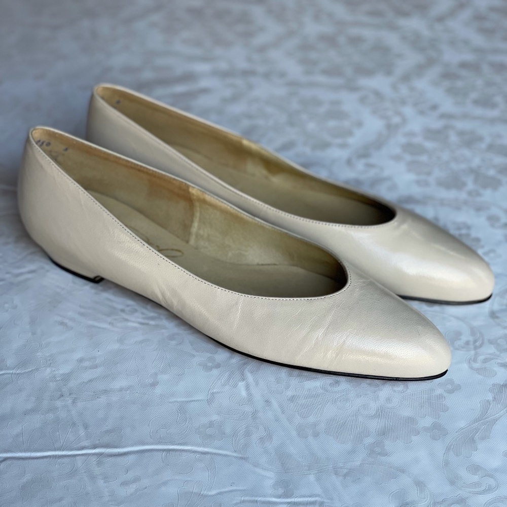 NEW Johansen Fine Leather Cream Colored Heeled Flats Size 9.5 3A